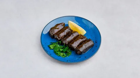 Sarma, liście winogron faszerowane ryżem, z cytryną i natką